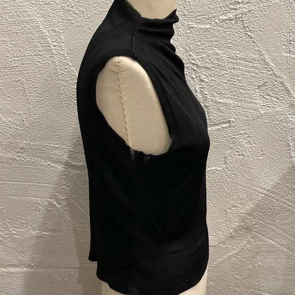 Mock sleeveless turtleneck top - Picture 7 of 8